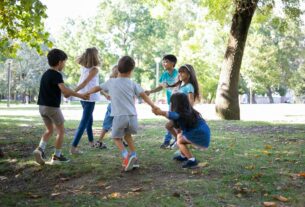 Pais podem escolher os amigos dos filhos? Entenda os riscos de interferir nas relações das crianças | Educação