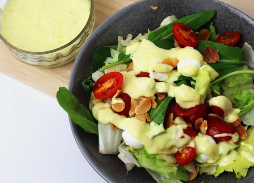 Salada com molho de iogurte e mostarda