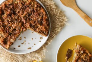 Torta de banana com doce de leite e granola