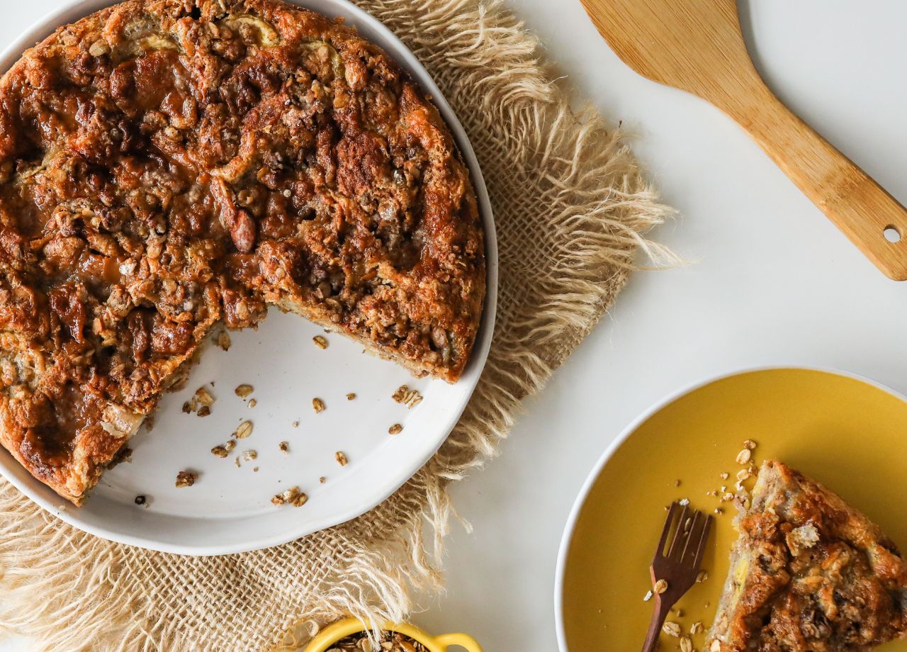 Torta de banana com doce de leite e granola