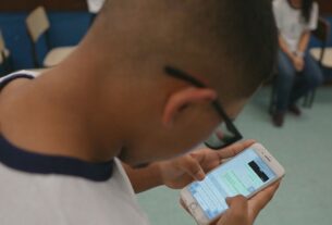 Comissão da Câmara aprova projeto que proíbe o uso de celular em escolas públicas e privadas