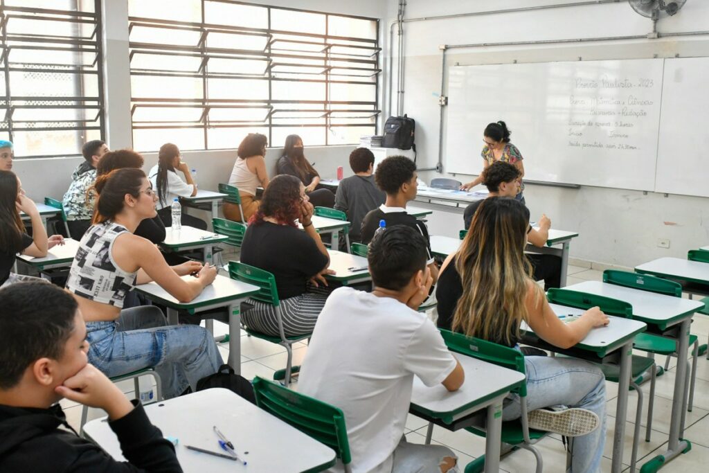 Estudantes brancos apresentam melhores notas do que colegas negros em Português e Matemática, aponta estudo | São Paulo