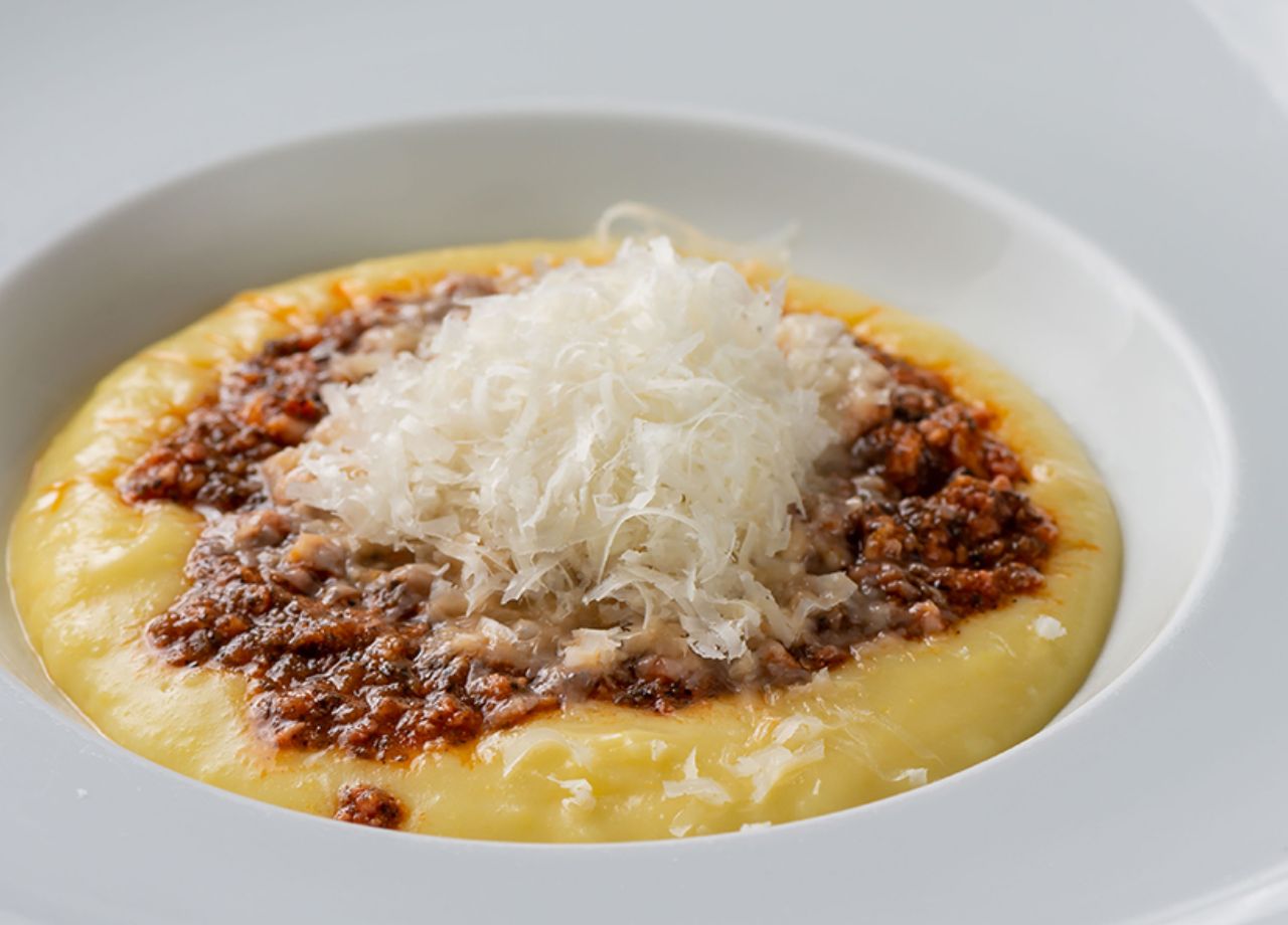 Polenta cremosa com ragu bolonhesa e pancetta