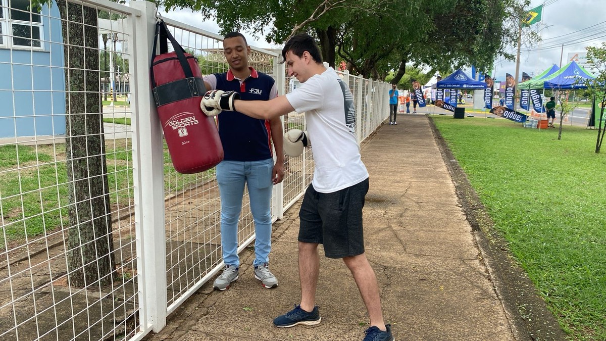 Água, frases motivacionais e boxe: projetos formados por jovens ajudam a aliviar a ansiedade dos candidatos do Enem