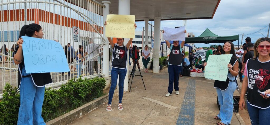 Grupo de jovens doa 'kit Enem' com caneta, água, chocolate e frase motivacional a candidatos do Acre | Acre