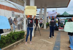 Grupo de jovens doa 'kit Enem' com caneta, água, chocolate e frase motivacional a candidatos do Acre | Acre