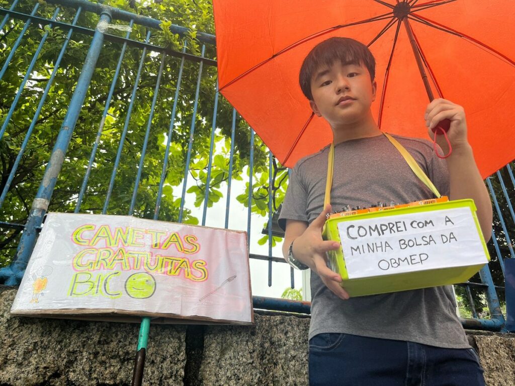 Medalhista na Olimpíada de Matemática doa canetas para candidatos ao Enem em local de prova | Santa Catarina