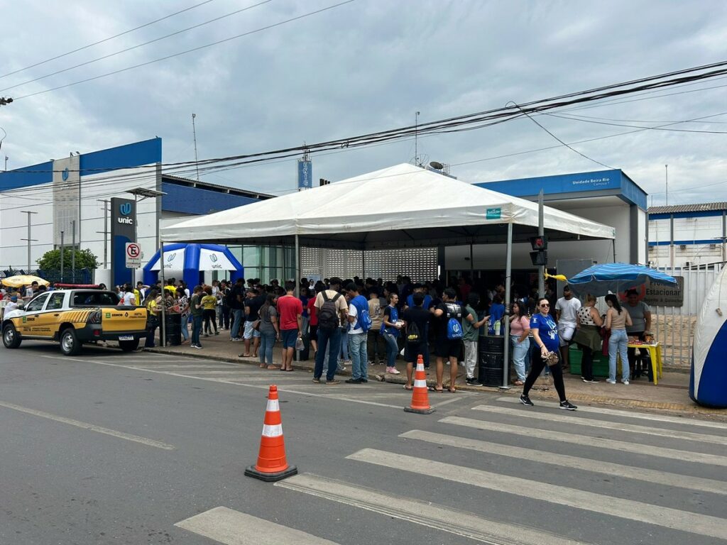 Medo de perder o ônibus e 'virar meme': candidatos começam chegar 2 horas antes da prova no 1º dia do Enem em MT