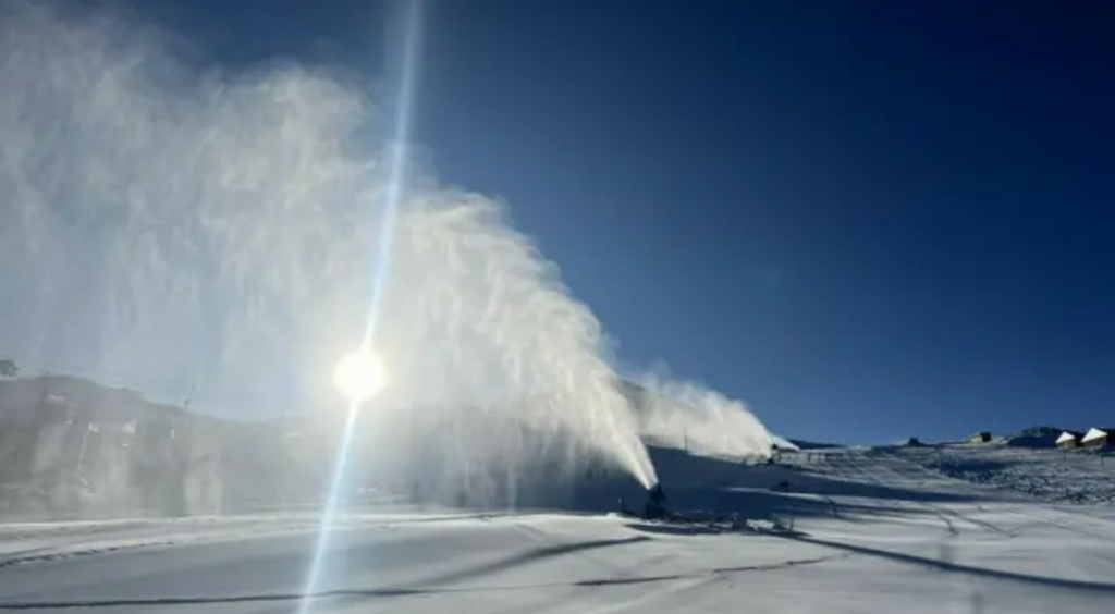 O uso de neve artificial em estações de esqui no Chile diante de incertezas sobre o clima | Turismo e Viagem