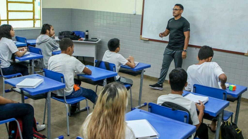 Pé-de-meia 'licenciatura': governo prevê bolsa acima de R$ 500 para incentivar estudantes a se tornarem professores | Educação